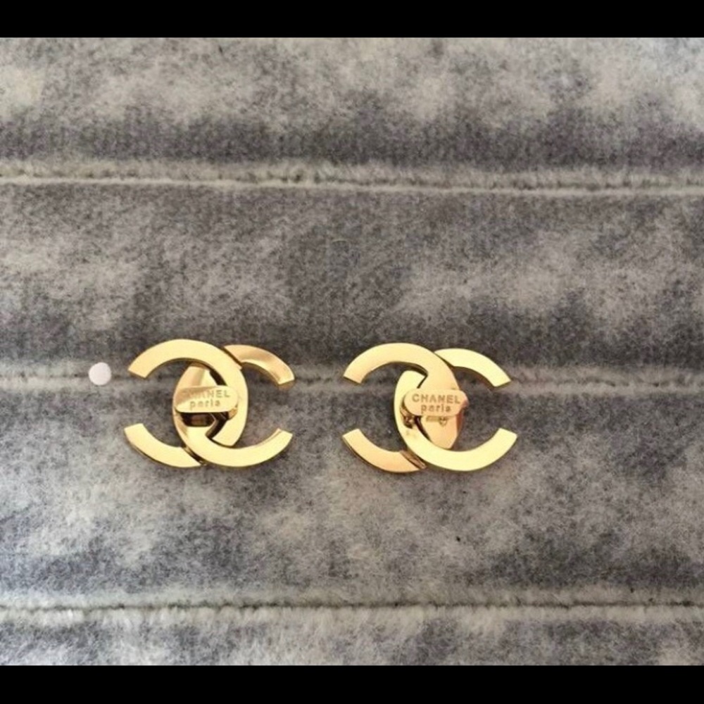 Gold interlock stud earrings